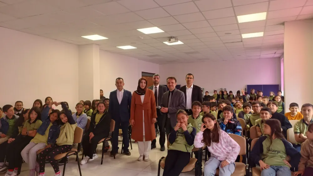 SAKARYA İLKOKULU’NDA “GÖRÜNMEYEN TEHLİKE” KONFERANSI: MİKROPLASTİKLER MASAYA YATIRILDI.